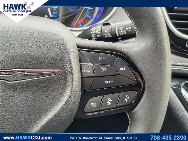 Used 2024 Chrysler Pacifica Limited FWD image 16