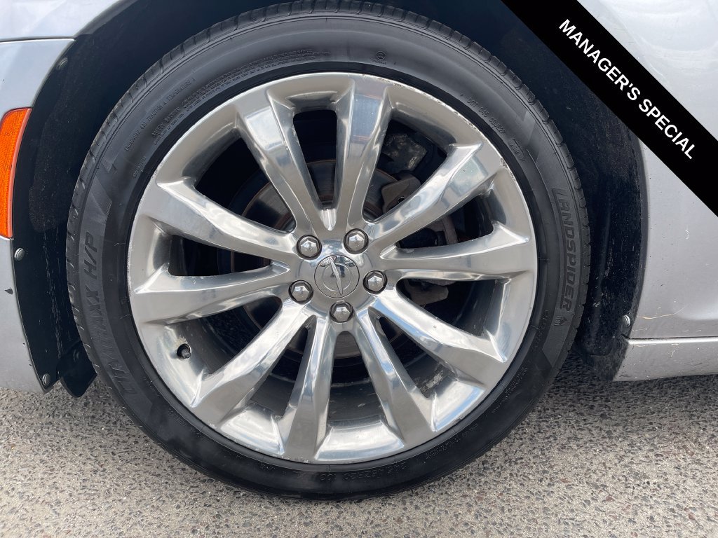 Used 2017 Chrysler 300 Limited RWD image 10