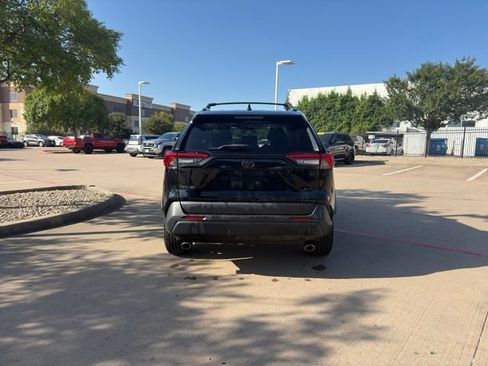 Used 2020 Toyota RAV4 XLE Premium FWD image 6
