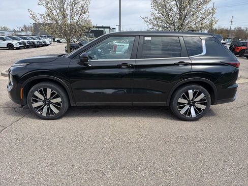 Used 2025 Mitsubishi Outlander SE AWD/4WD image 2
