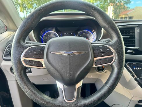 Used 2020 Chrysler Voyager Lxi FWD image 18