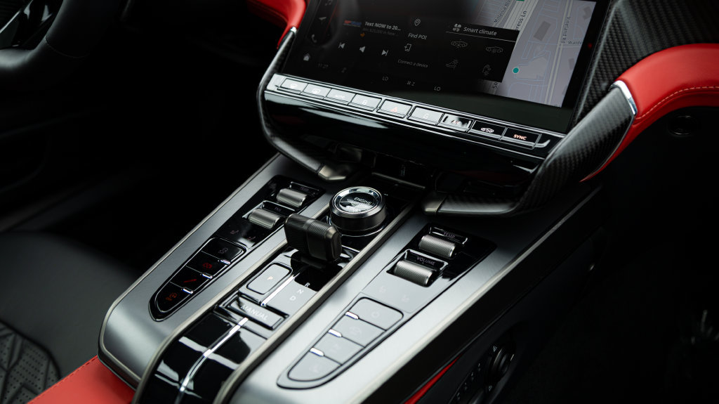 Used 2025 Aston Martin Vanquish RWD image 44
