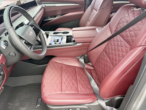 Certified 2026 Cadillac Escalade Luxury w/ LPO, Radiant Package AWD/4WD image 19