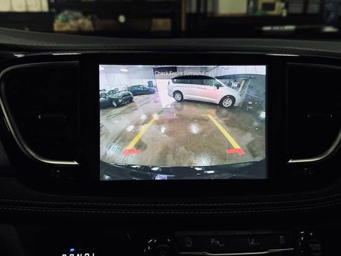 Certified 2025 Chrysler Pacifica Limited image 43