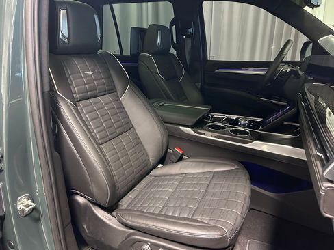 Used 2025 Cadillac Escalade V image 27