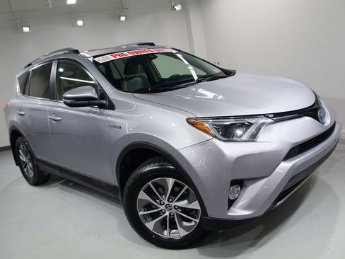 Used 2018 Toyota RAV4 XLE AWD/4WD image 10