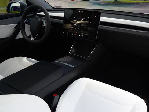 Used 2026 Tesla Model Y AWD image 19