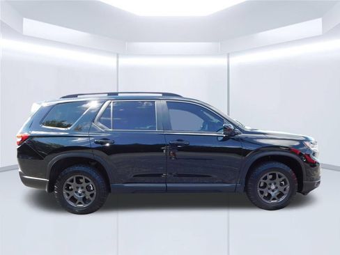 Used 2025 Honda Pilot TrailSport image 2