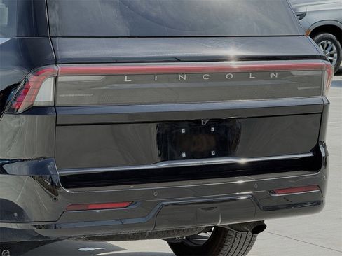 Used 2025 Lincoln Navigator Reserve image 6