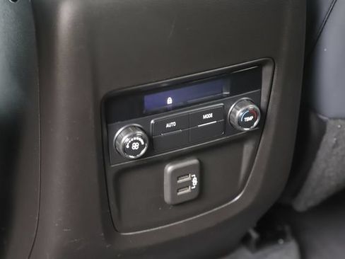 Used 2022 Buick Enclave Essence FWD image 18