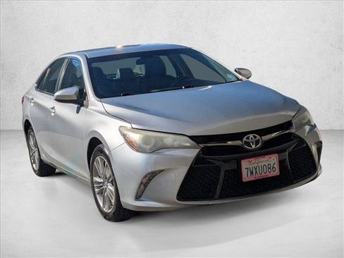 Used 2016 Toyota Camry SE image 3