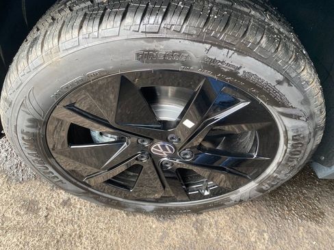 New 2026 Volkswagen Taos SE FWD image 9