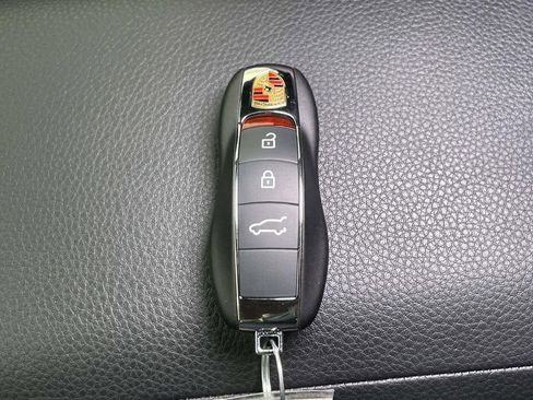 Certified 2025 Porsche Macan AWD/4WD image 45