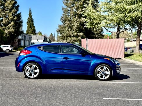 Used 2017 Hyundai Veloster Value Edition image 2