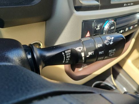 Used 2019 Toyota Highlander XLE FWD image 12