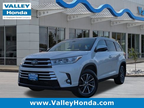 Used 2019 Toyota Highlander XLE image 1
