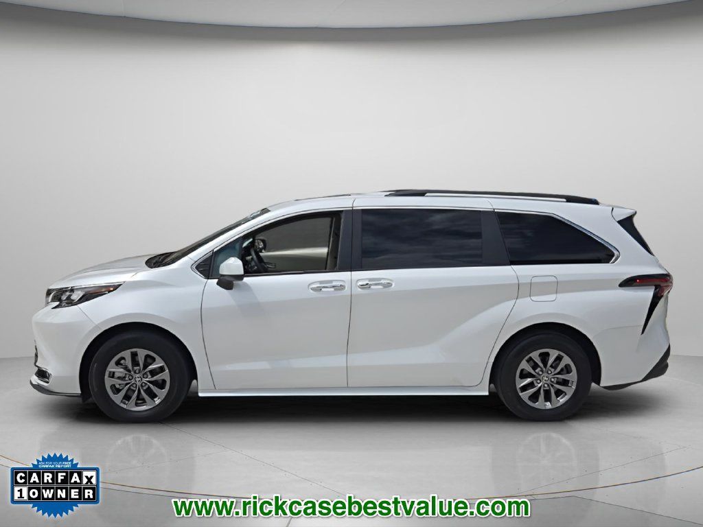 Used 2024 Toyota Sienna XLE FWD image 3