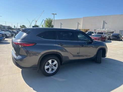 Used 2023 Toyota Highlander LE FWD image 3