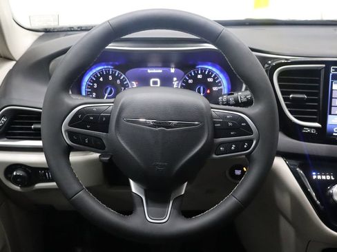 Used 2024 Chrysler Pacifica Touring-L image 23