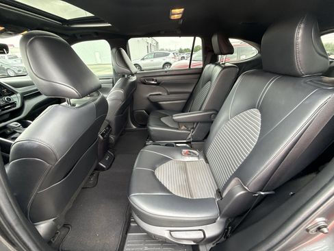 Used 2023 Toyota Highlander XSE FWD image 25