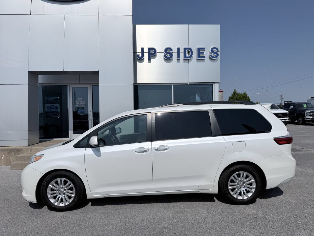 Used 2015 Toyota Sienna XLE w/ XLE Navigation Package FWD image 7