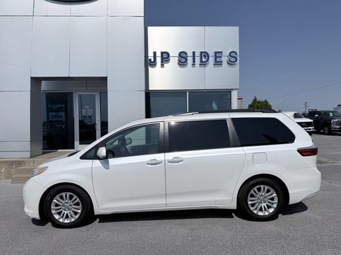 Used 2015 Toyota Sienna XLE w/ XLE Navigation Package FWD image 7