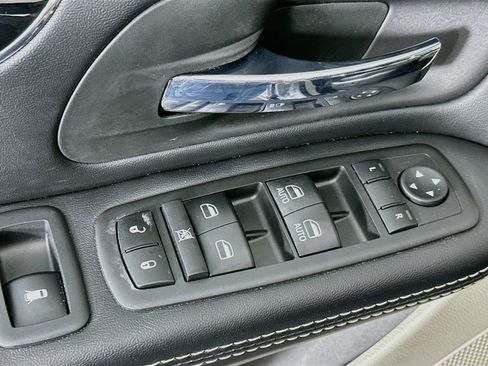 Used 2019 Dodge Grand Caravan SXT FWD image 15