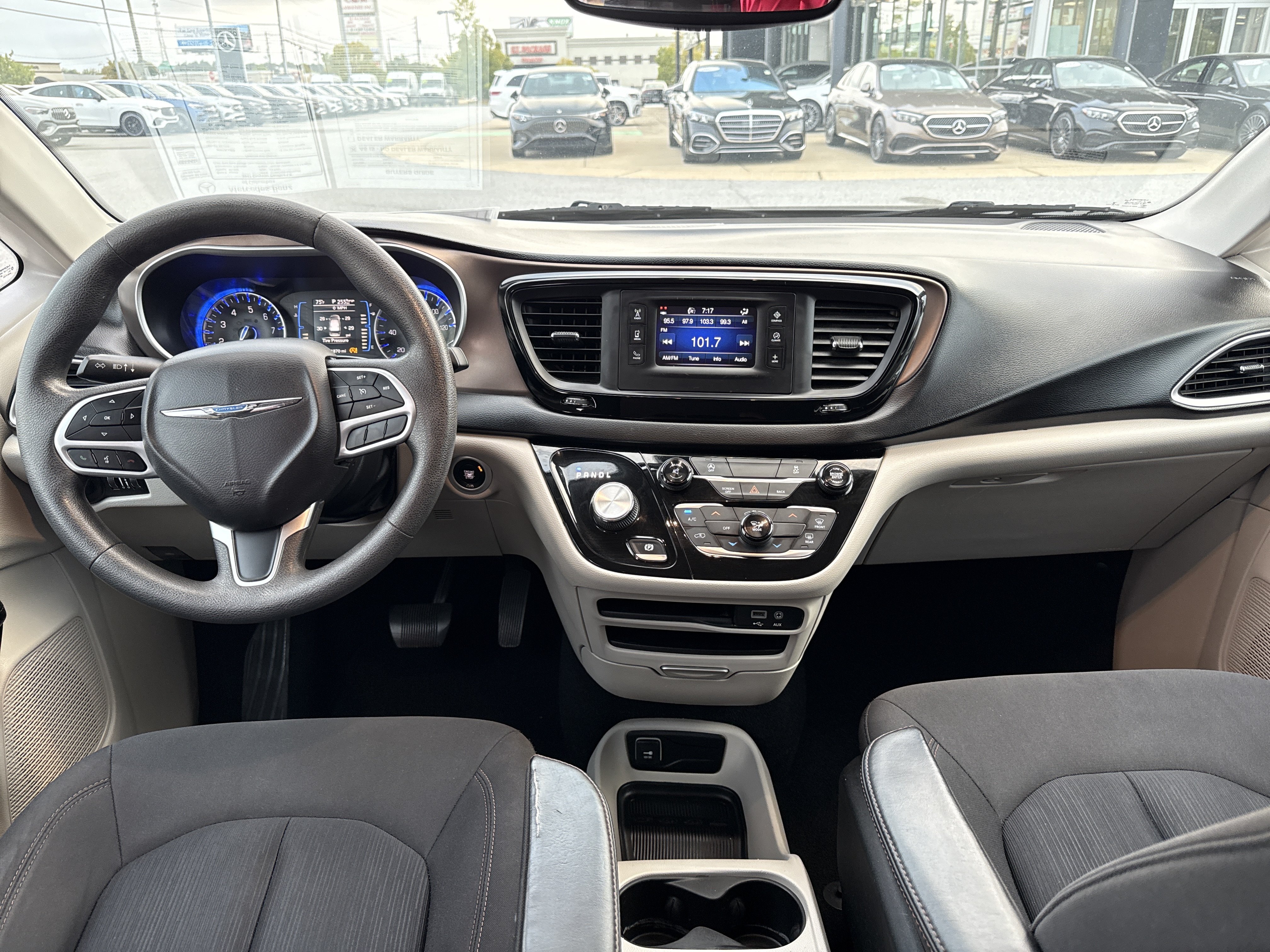 Used 2017 Chrysler Pacifica LX FWD image 28