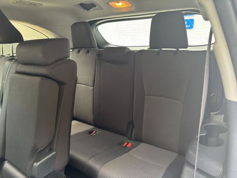 Used 2025 Toyota Highlander LE FWD image 32