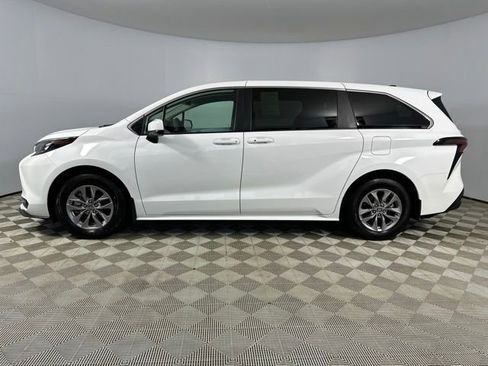Used 2025 Toyota Sienna LE AWD/4WD image 4