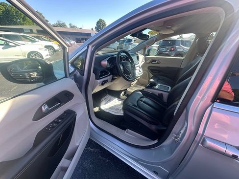 Used 2023 Chrysler Pacifica Touring-L FWD image 9