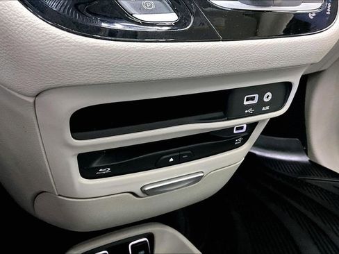 Used 2017 Chrysler Pacifica Limited FWD image 16
