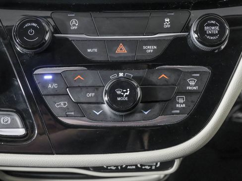 Used 2022 Chrysler Voyager LX FWD image 30