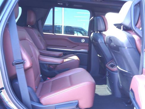 Used 2025 Lincoln Navigator Reserve AWD/4WD image 9