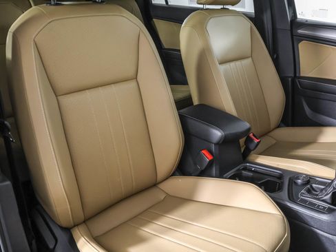 Used 2023 Volkswagen Tiguan SE image 45