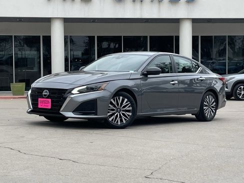 Used 2024 Nissan Altima 2.5 SV image 2