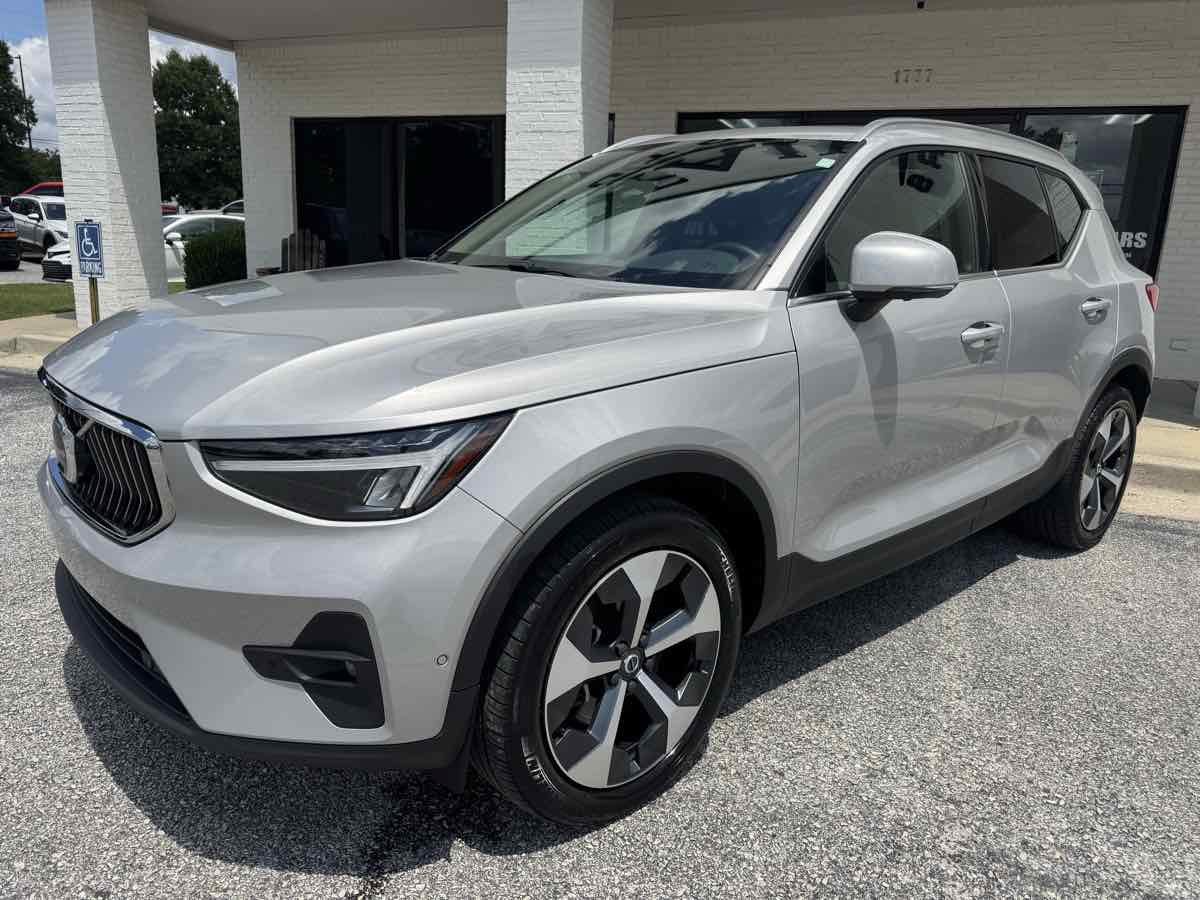 Used 2025 Volvo XC40 B5 Plus AWD/4WD image 2