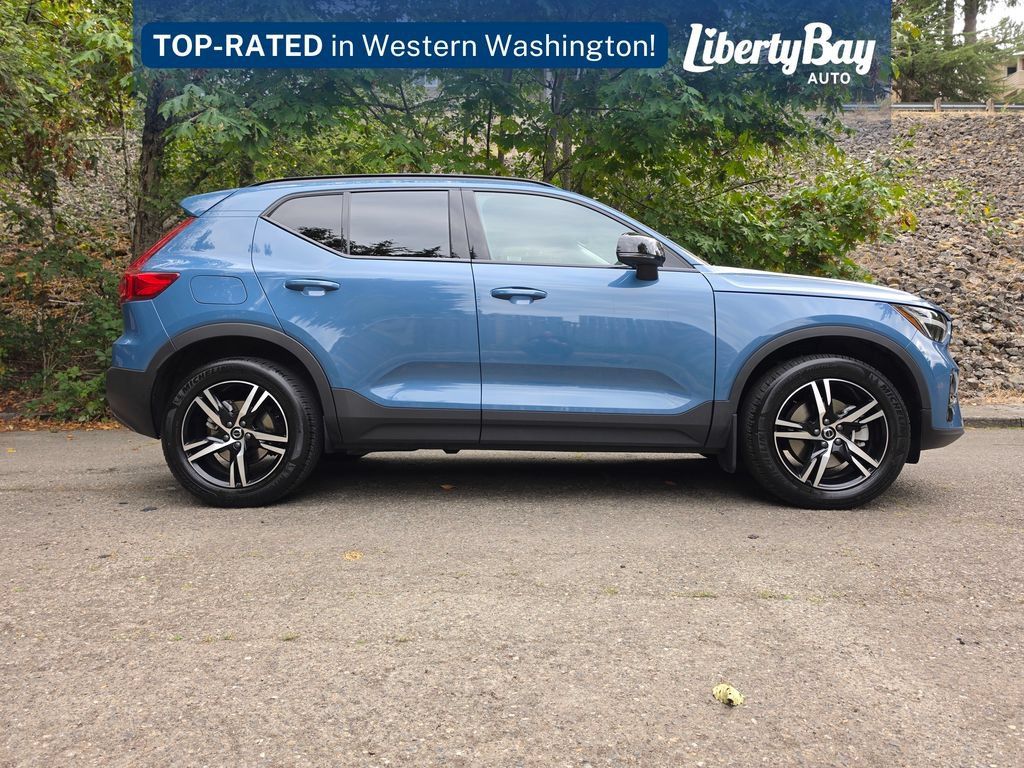 Used 2024 Volvo XC40 B5 Core AWD/4WD image 4