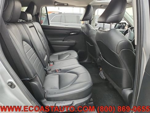 Used 2021 Toyota Highlander XLE image 11