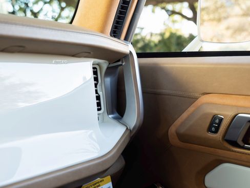 Used 2025 Ford Bronco Badlands image 39