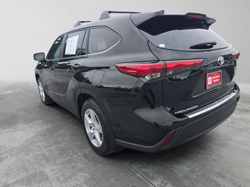 Used 2023 Toyota Highlander LE AWD/4WD image 5