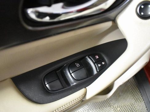 Used 2015 Nissan Rogue SV image 8