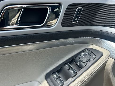 Used 2015 Ford Explorer XLT w/ Equipment Group 202A image 8