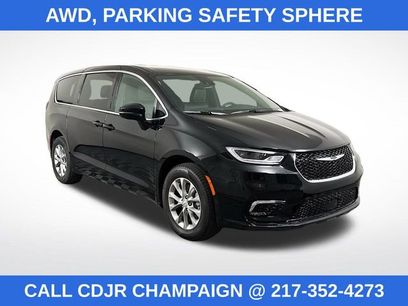 Used 2025 Chrysler Pacifica Select