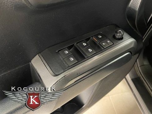 Used 2019 Toyota Tacoma TRD Sport AWD/4WD image 19