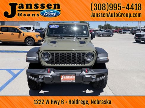 Used 2025 Jeep Wrangler Unlimited Rubicon w/ Convenience Group AWD/4WD image 3
