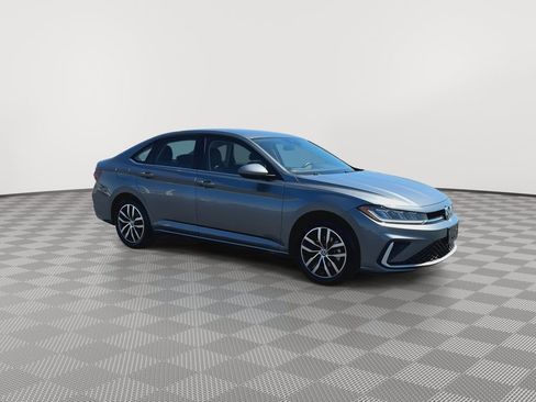 Used 2025 Volkswagen Jetta SE FWD image 2