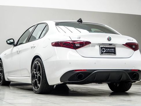 Used 2023 Alfa Romeo Giulia Veloce RWD image 13