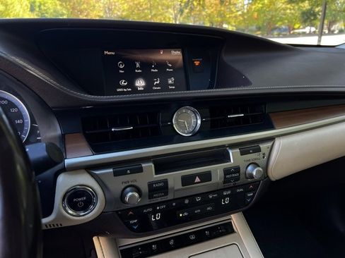 Used 2017 Lexus ES 300h w/ Luxury Package image 43