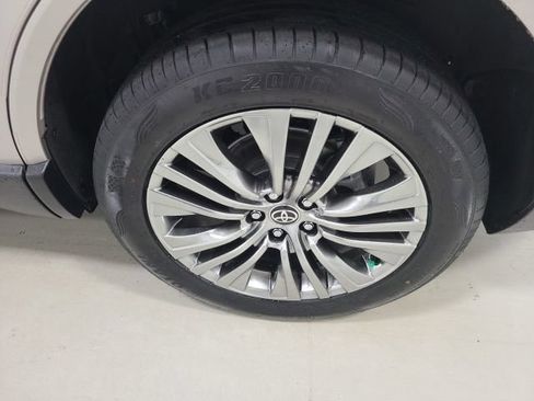 Certified 2022 Toyota Venza Limited AWD/4WD image 38